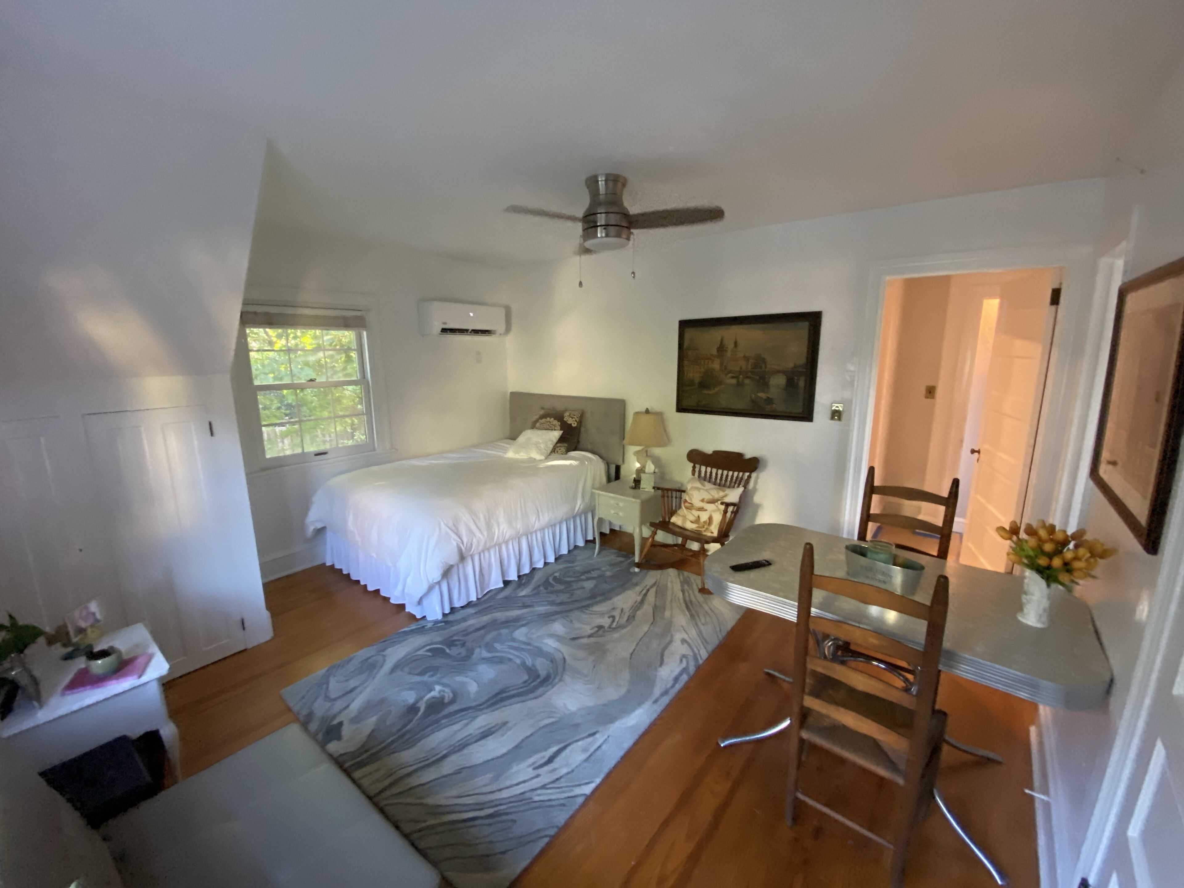 Private Studio walking distance to restaurants, night life, golf.