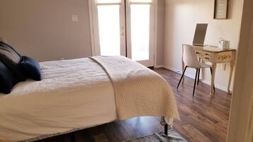 3 Schlafzimmer, Schreibtisch, Bügeleisen/Bügelbrett, Reisekinderbett