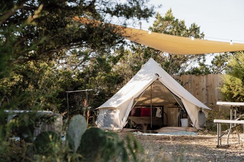Luxurious glamping with a/c + hot tub and pool in Canyon Lake