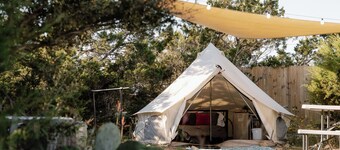 Luxurious glamping with a/c + hot tub and pool in Canyon Lake