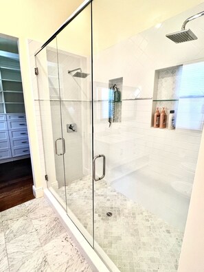 Combined shower/bathtub, hair dryer, towels, soap