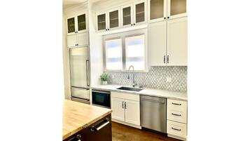 Réfrigérateur, micro-ondes, four, lave-vaisselle