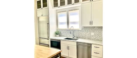 Refrigerador, microondas, horno y lavavajillas