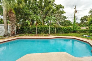 Una piscina al aire libre, una piscina climatizada