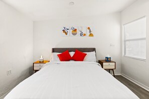 3 bedrooms, desk, WiFi, bed sheets - Beautiful home with heated pool, minutes away from Siesta key beach  (Sarasota)