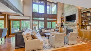 Fernseher, Kamin, Tischtennisplatte