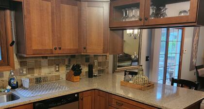 5-Star 3 bedroom home with heated pool and hot tub! 10 minutes away from MSU