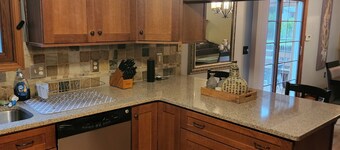 5-Star 3 bedroom home with heated pool and hot tub! 10 minutes away from MSU