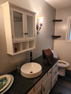 Combined shower/bathtub, hair dryer, towels, soap