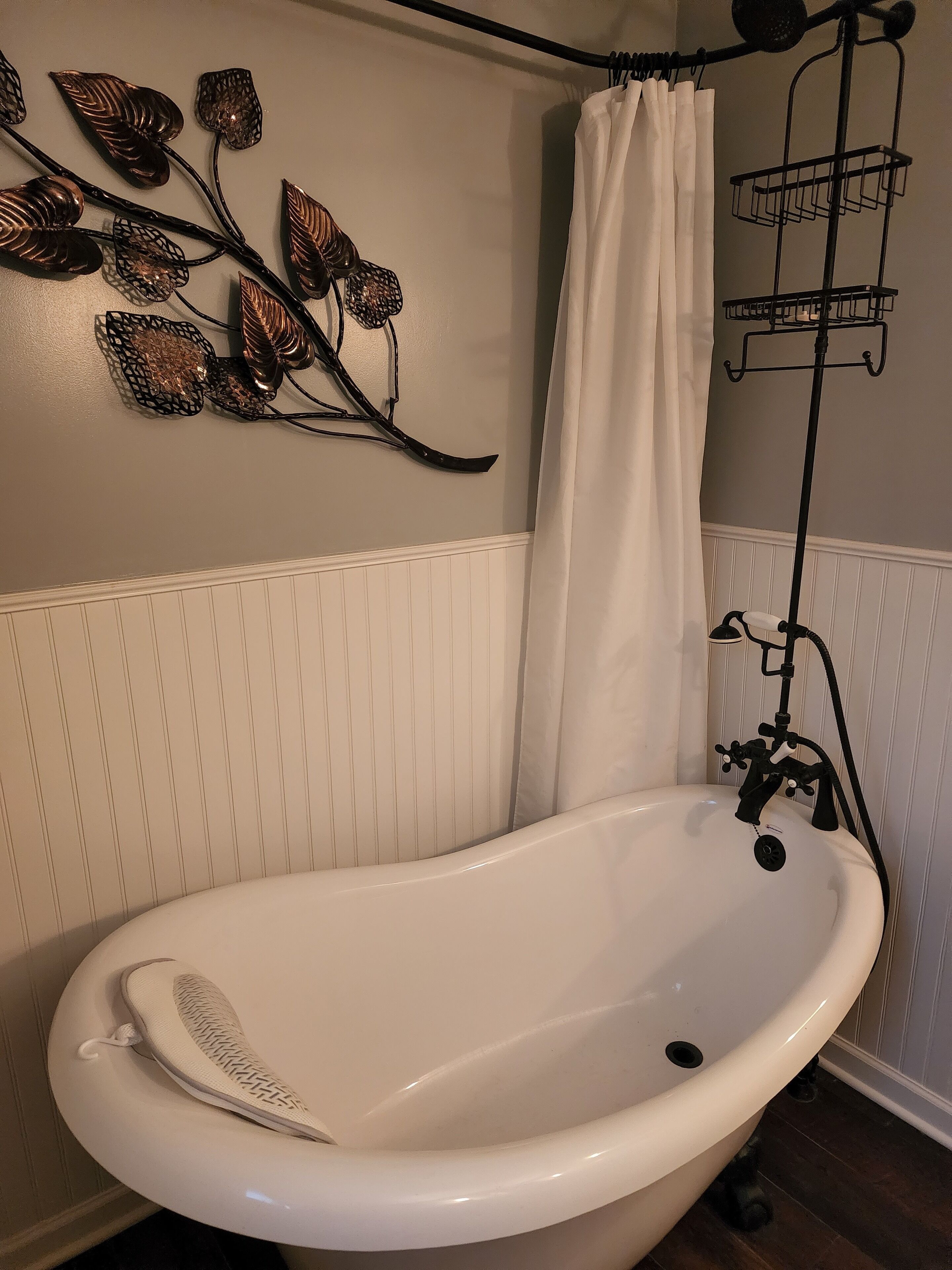 5-Star 3 bedroom home with heated pool and hot tub! 10 minutes away from MSU