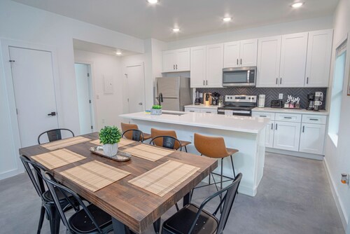 Gorgeous 3 BR 2 BA Near Amazing Downtown