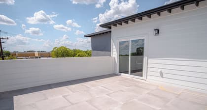 Gorgeous 3 BR 2 BA Near Amazing Downtown