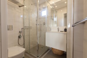 Chuveiro, secador de cabelo, toalhas de banho 