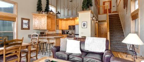 Een televisie en een open haard