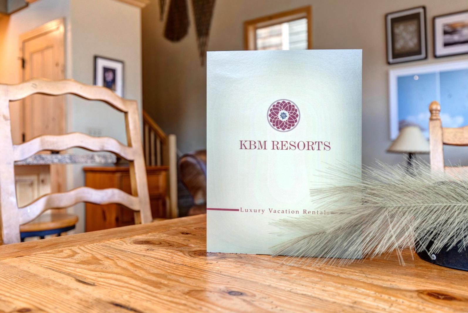 Un folleto de KBM Resorts que destaca alquileres vacacionales de lujo.