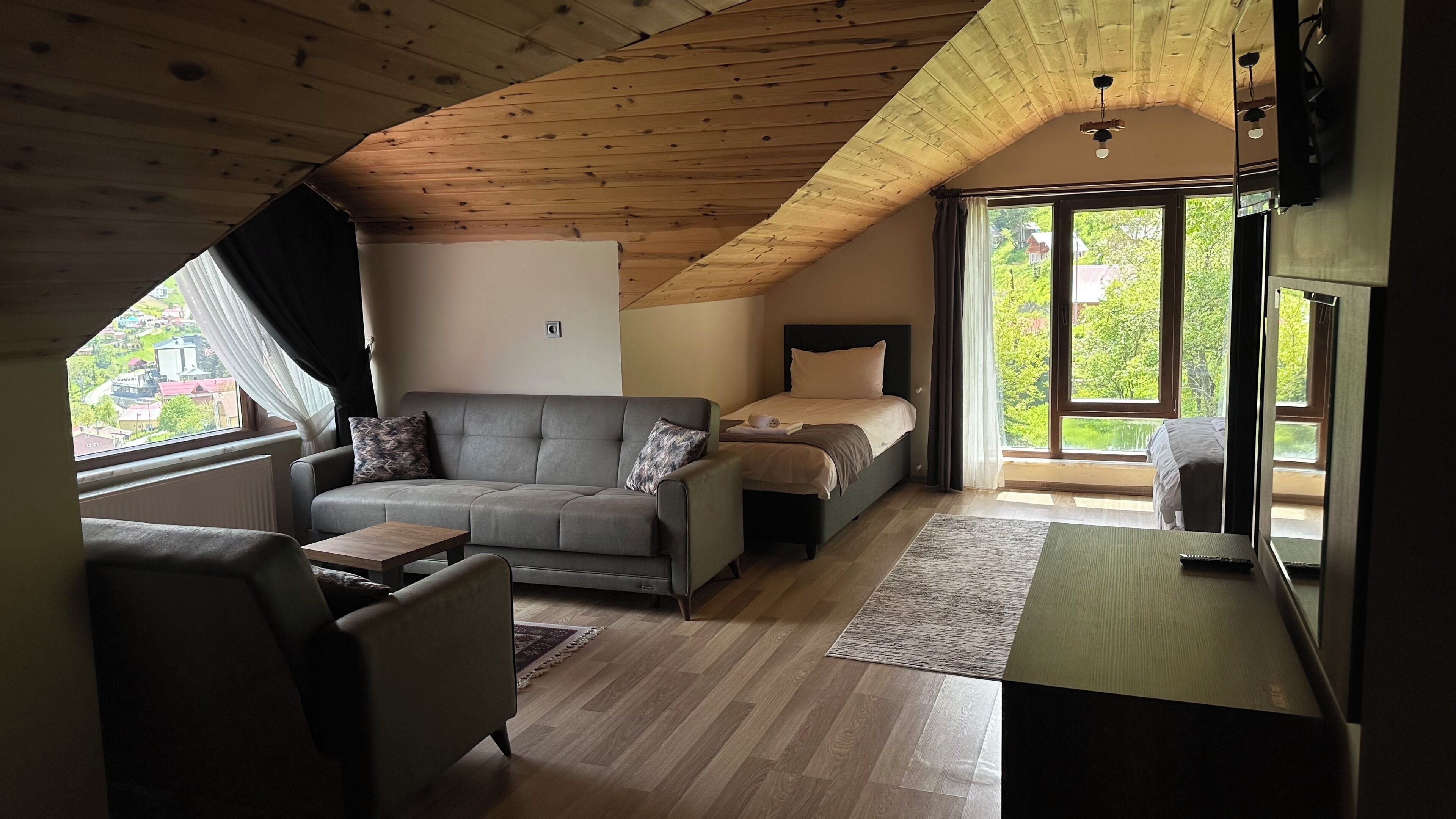 Habitación cuádruple familiar, vista a la montaña | Escritorio, espacio para trabajar con laptop y wifi gratis 