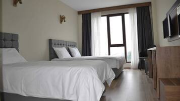 Standardværelse - ikke-ryger - bjergudsigt | Skrivebord, arbejdsområde til bærbare computere, gratis Wi-Fi, sengetøj