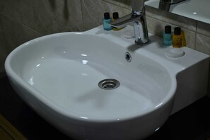 Habitación estándar, para no fumadores, vista a la montaña | Baño | Regadera, secadora de cabello, pantuflas, toallas 