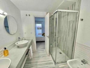 Shower, hair dryer, bidet, towels