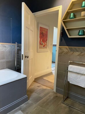 Combined shower/bathtub, towels, toilet paper