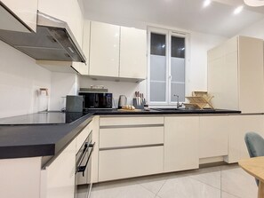 KĂŒhlschrank, Mikrowelle, Ofen, GeschirrspĂŒler
