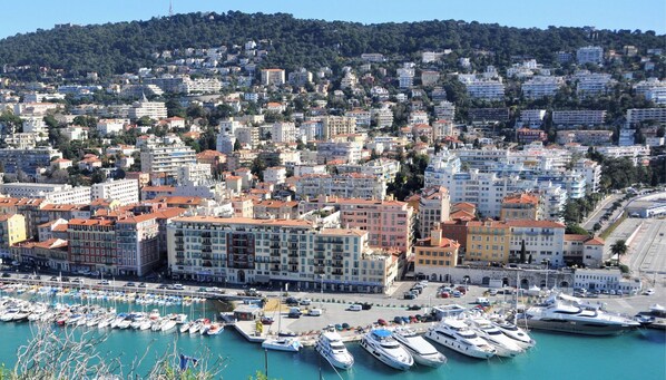 A coastal cityscape with a marina filled with yachts and boats. - N&J - LE PIERLAS - Place Garibaldi - Very close Old Town (Niza)