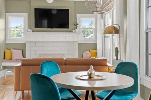 Artsy urban retreat steps from Bishop Arts. Thoughtfully designed with creative touches, a dreamy coffee station, and a king bed you won't want to leave. Gated parking and a responsive host. Repeat guests say it's even more beautiful in person.