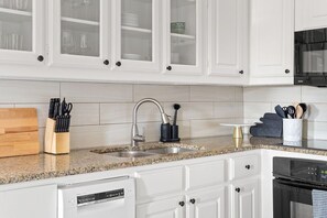 Fridge, microwave, oven, stovetop - Stylish Urban Treehouse with King Bed, Gated Parking & Walk to Bishop Arts Shops & Dining (Dallas)