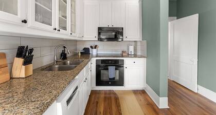 Stylish Urban Treehouse with King Bed, Gated Parking & Walk to Bishop Arts Shops & Dining