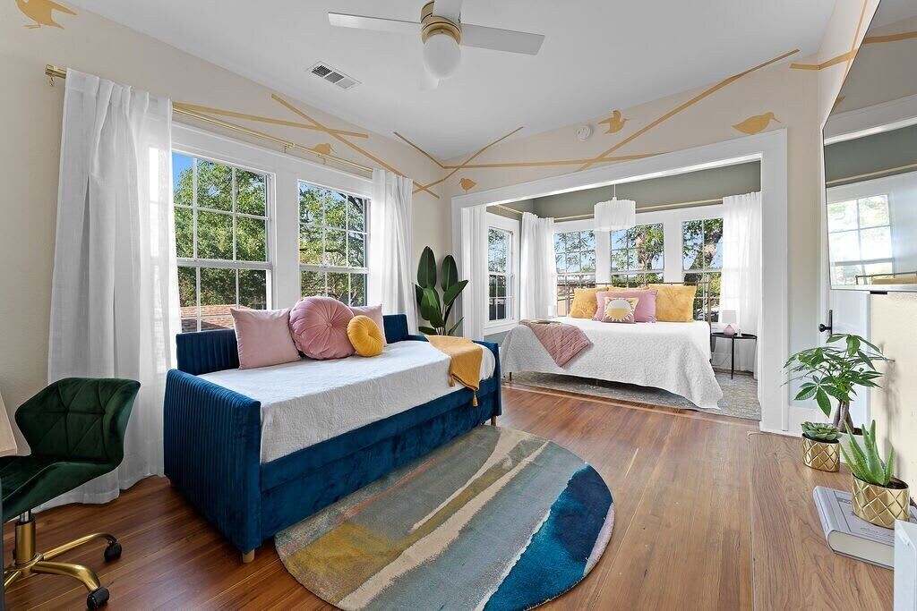 1 slaapkamer, een bureau, een strijkplank/strijkijzer, reisbedje