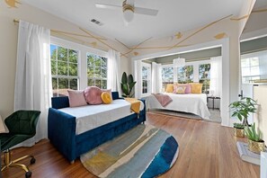 1 bedroom, desk, iron/ironing board, travel crib - Stylish Urban Treehouse with King Bed, Gated Parking & Walk to Bishop Arts Shops & Dining (Dallas)