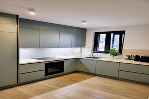 Kühlschrank, Mikrowelle, Ofen, Geschirrspüler