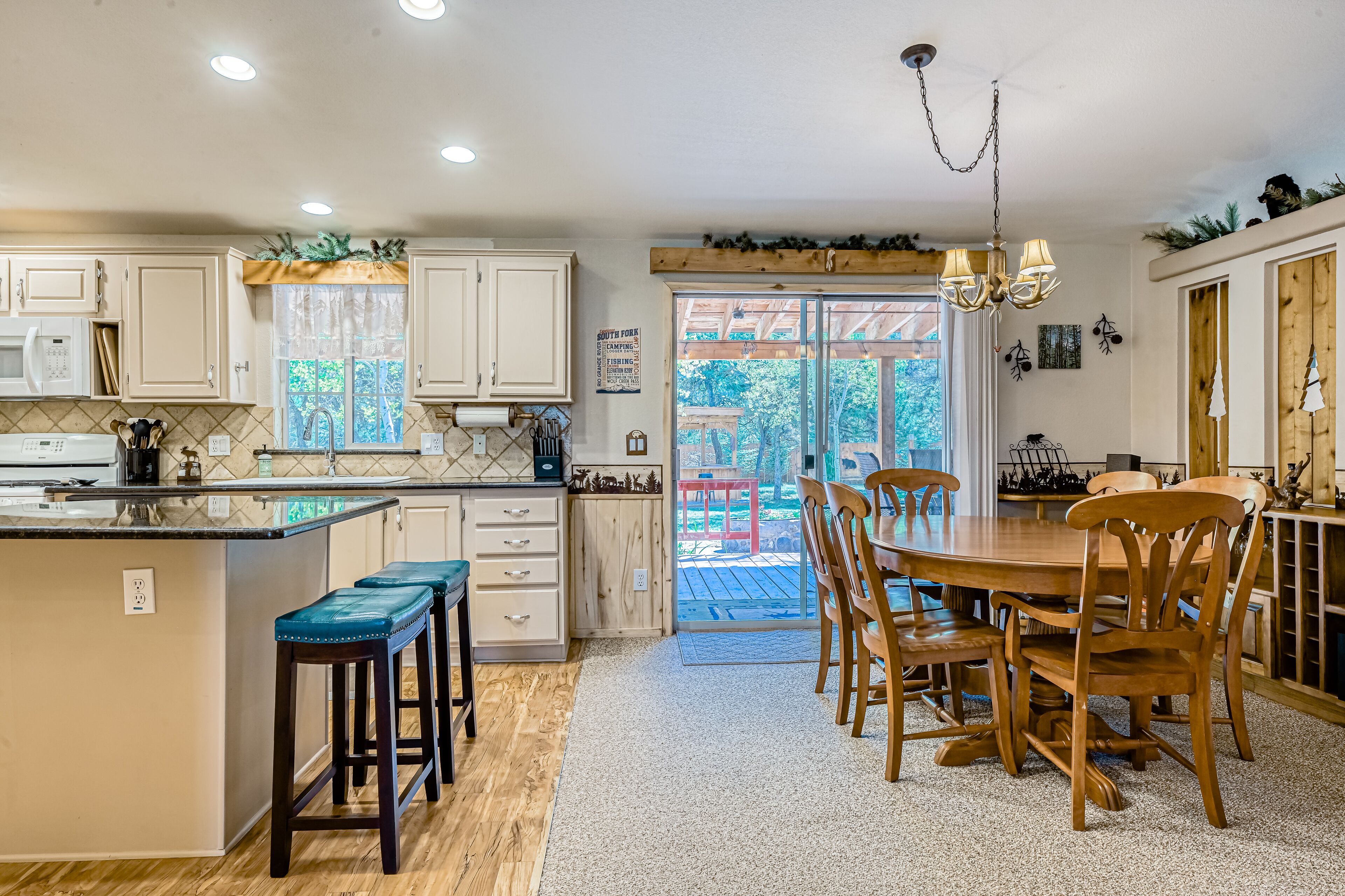 All-season escape with private hot tub, yard, decks & fireplace - dog-friendly