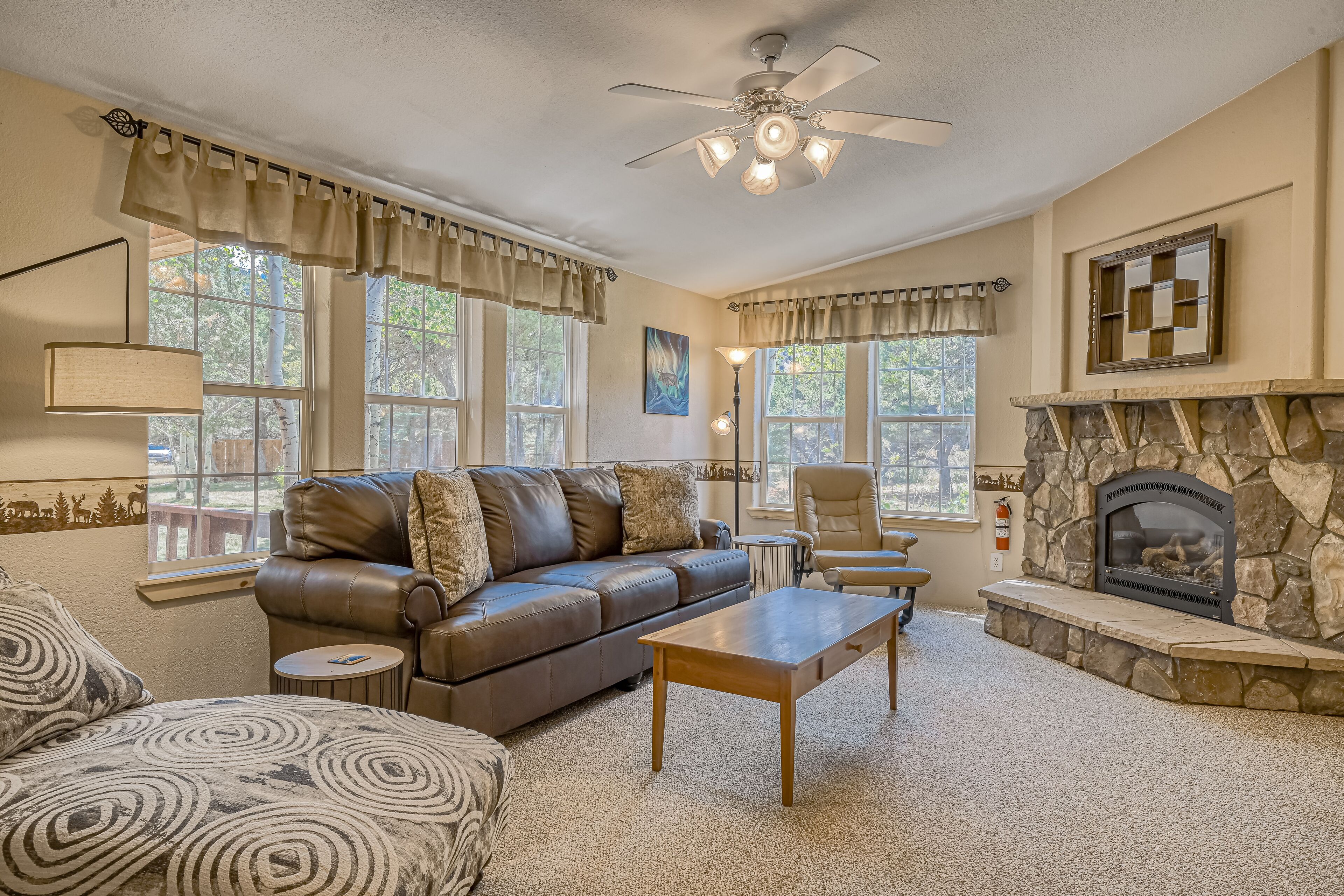 All-season escape with private hot tub, yard, decks & fireplace - dog-friendly