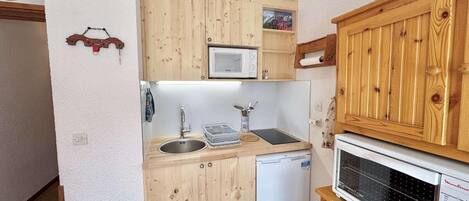 Refrigerador, microondas, horno y cafetera y tetera