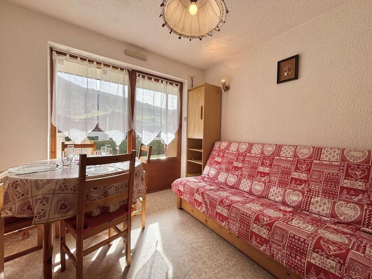 Une pièce chaleureuse comprenant une table à manger, des chaises et un canapé recouvert d’un tissu à motifs.