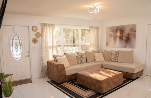 Cozy 3-BR Pompano Beach Home, 10 Min to Ocean!