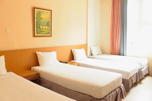 Standard Quadruple Room | Minibar, desk, soundproofing, bed sheets