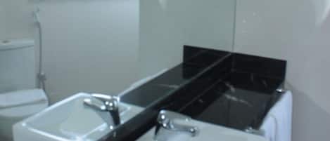 Un baño moderno con dos lavamanos, un espejo grande y un ventanal.