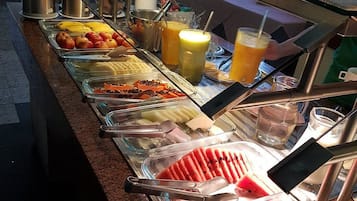 Café da manhã com buffet grátis todos os dias