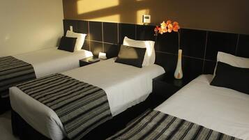 Minibar, escritorio, sistema de insonorizaciĂłn y ropa de cama