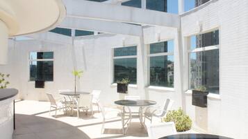 Ulkouima-allas avoinna 10.00–21.00, aurinkotuoleja