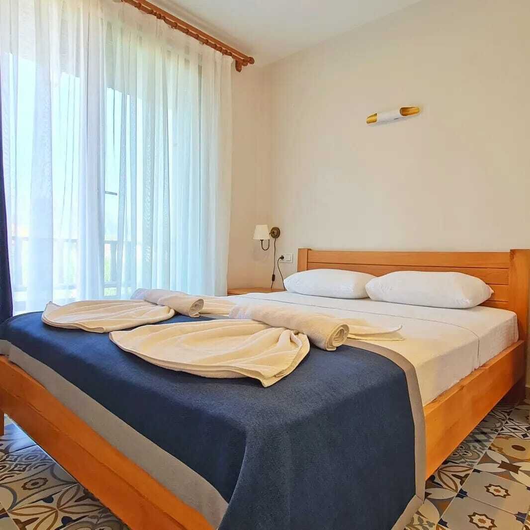 Artículos del minibar gratis y decoración personalizada 