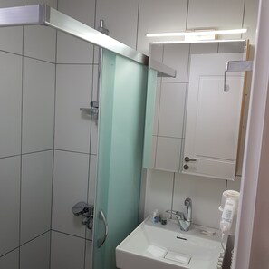 Combined shower/bathtub, rainfall showerhead, free toiletries