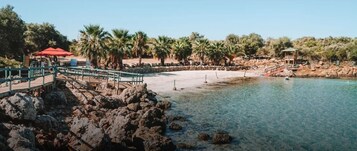 Una playa cerca, 10 bares en la playa