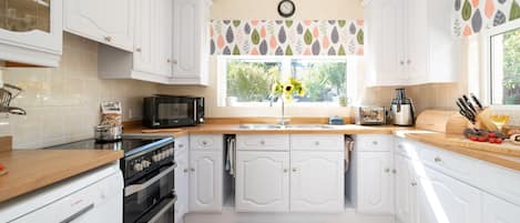 Frigorífico, microondas, horno y lavavajillas