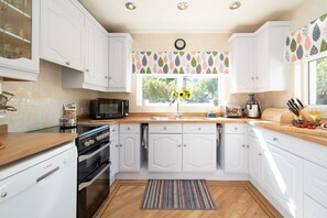 Kühlschrank, Mikrowelle, Ofen, Geschirrspüler