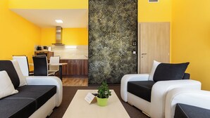 A modern hotel lobby with two sofas, a coffee table, and a small plant. - Hostel Mayer Superior Veszprém (Veszprem)