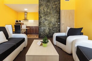 Superior szoba kétszemélyes ággyal | Memóriahabos ágy, széf a szobában, egyedi dekoráció és íróasztal