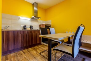 Superior-Doppelzimmer | Eigene Küche | Kühlschrank, Mikrowelle, Herdplatte, Wasserkocher mit Kaffee-/Teezubehör